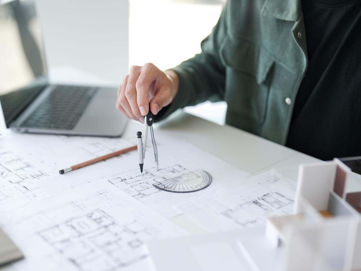 Architecte DPLG travaillant sur les plans d’un chantier